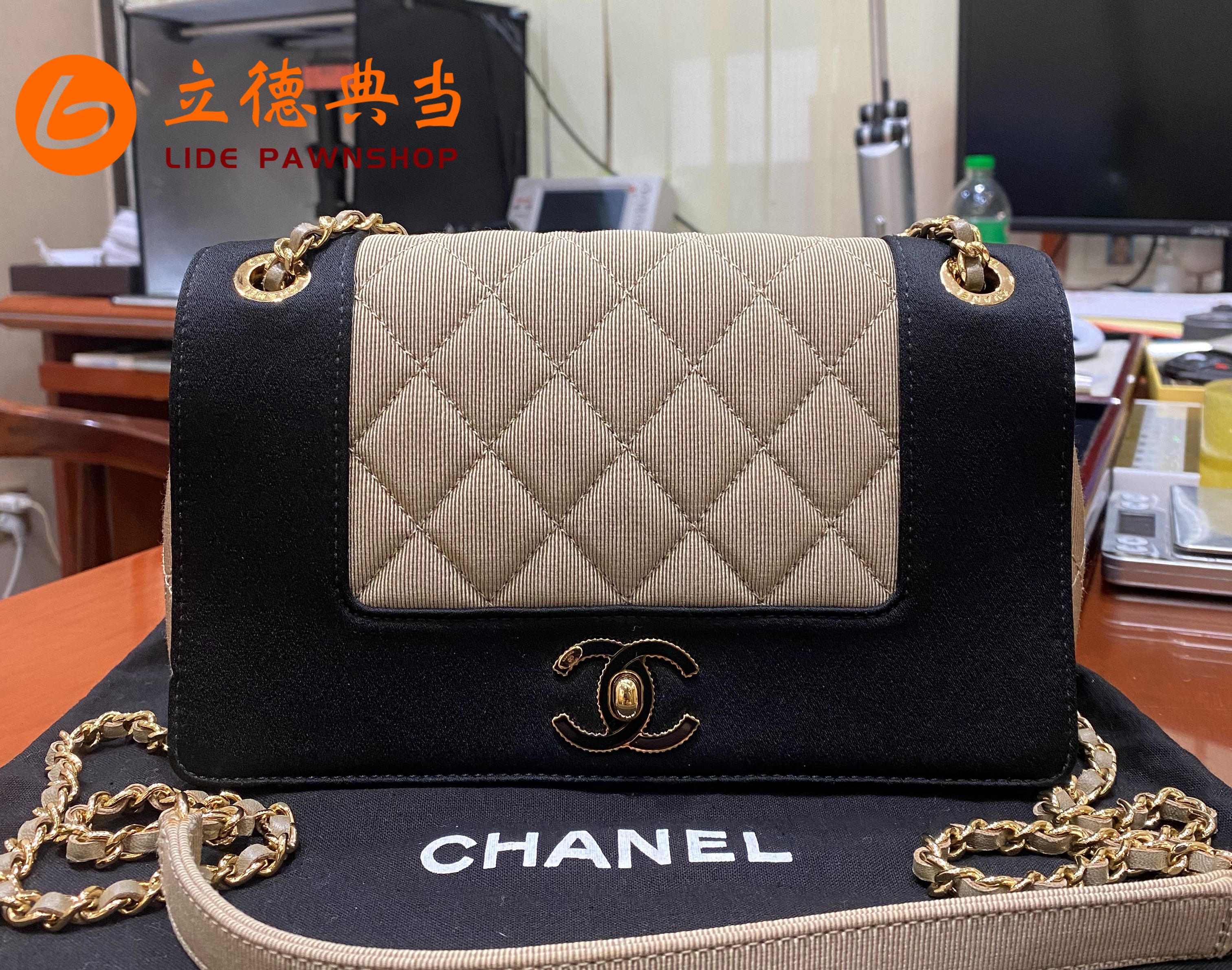 當(dāng)失業(yè)遇上房租，她用香奈兒包包守護(hù)了姐妹情誼